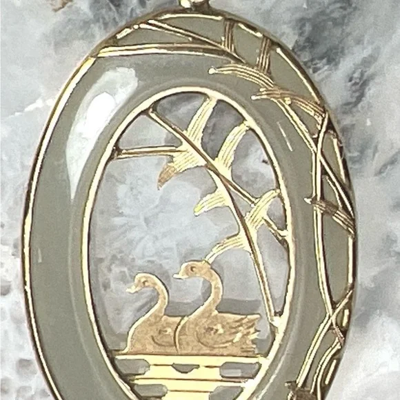 Vtg 14K Yellow Gold Jade Swan Pendant Asian Landscape Bamboo Openwork Oval 3.2g - Picture 3 of 10